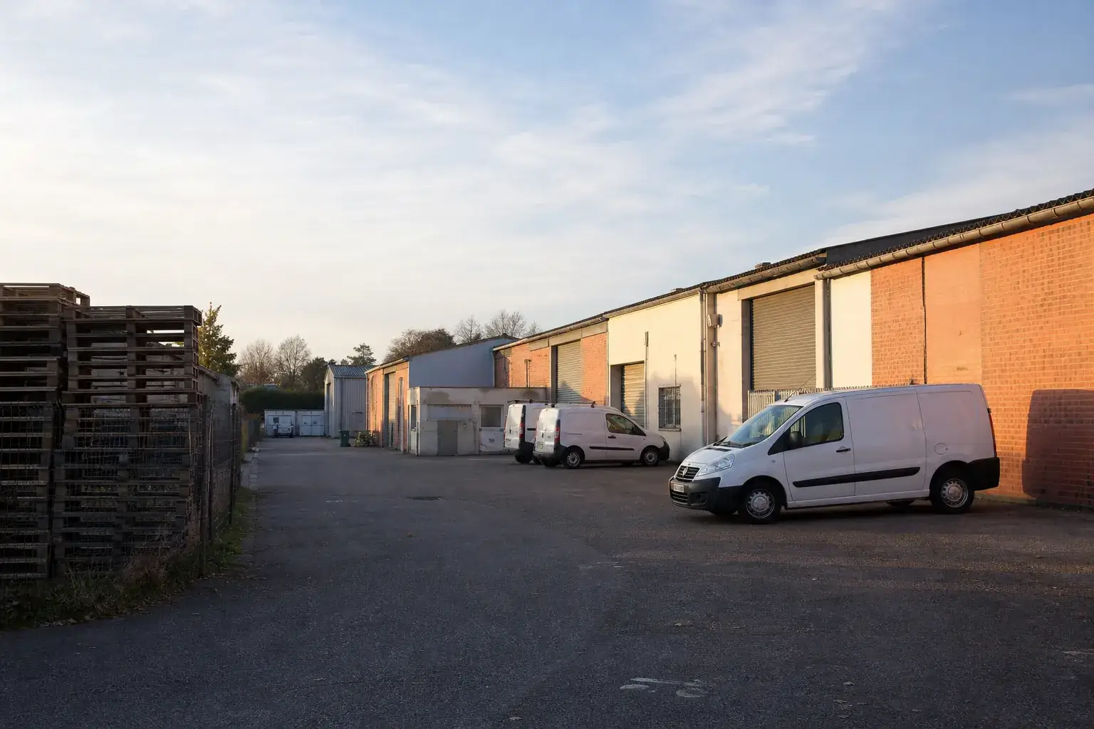 Ateliers et fourgons utilitaires dans une zone d’activité de la périphérie toulousaine